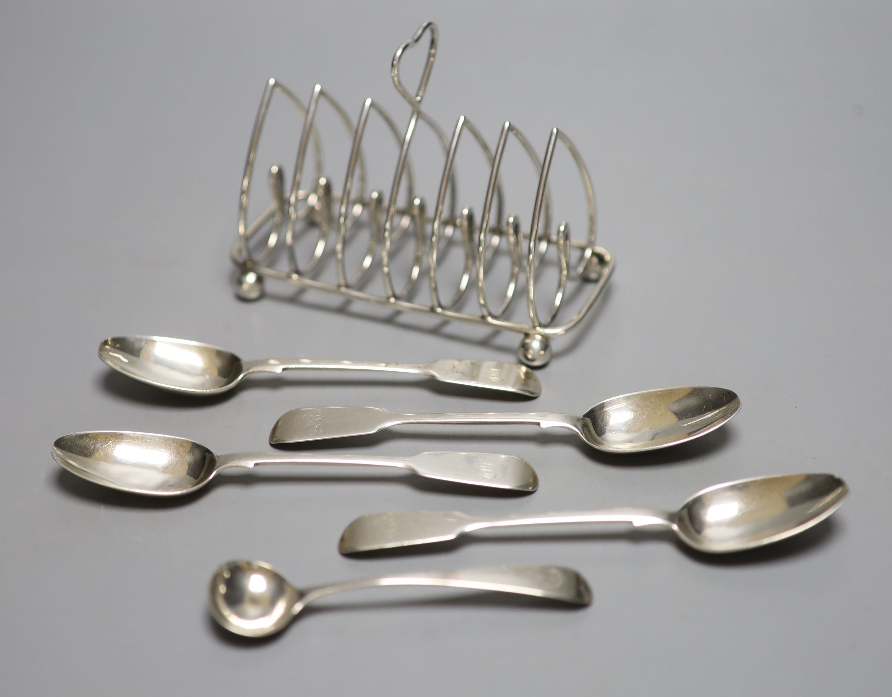 A silver toast rack, a set of four Victorian silver teaspoons and a George III salt spoon, 7.5oz.